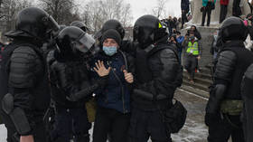 Russian policeman draws gun as pro-Navalny protesters clash with officers on streets of St. Petersburg (VIDEO)