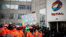 WATCH: Striking French refinery workers & climate protesters clash with police outside office of oil giant Total