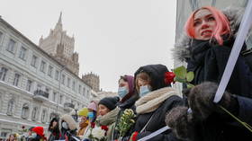 Female supporters of Russian activist Navalny gather in central Moscow to form Valentine’s Day ‘solidarity chain’  (PHOTO, VIDEO)