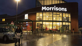 Morrisons’ customer rejects wearing ‘YELLOW STICKER’ to mark him as exempt from wearing mandatory face mask (VIDEO)