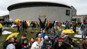 Dutch police shower anti-lockdown protesters with water cannons after crowd assembles near Van Gogh Museum (VIDEOS)