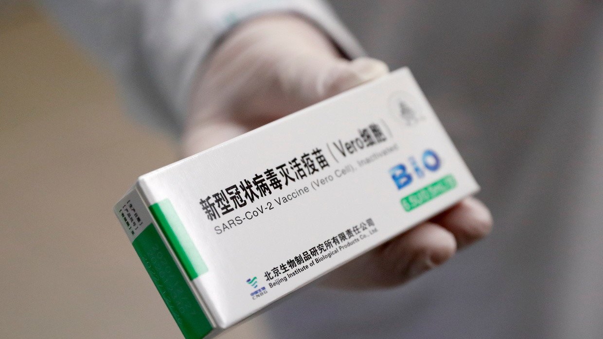 Family doctor Csaba Denes holds a box of the Sinopharm coronavirus disease (Covid-19) vaccine, in Budapest, Hungary (FILE PHOTO) © REUTERS/Bernadett Szabo