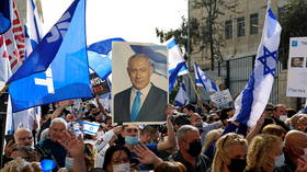 Pro and anti-Netanyahu protesters square off in Jerusalem as court hears witnesses in PM’s corruption case for 1st time