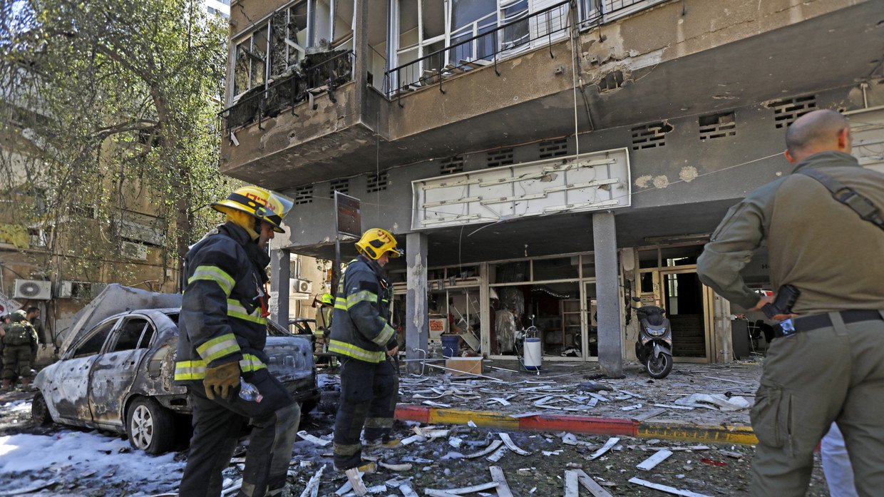 First responders in Ramat Gan, Israel, where a rocket fell on May 15, 2021. © Gil Cohen-Magen / AFP