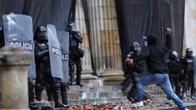 Colombian police deploy tear gas & water cannons to repel assault on parliament building amid anti-government protests (VIDEOS)