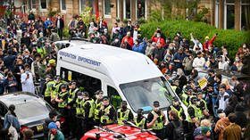 Protesters force UK immigration officers to release 2 men detained in Scotland after crowd surrounds van (VIDEOS)