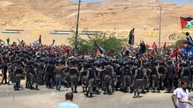 Jordanian police disperse pro-Palestinian & pro-Hamas protesters marching towards West Bank border – media