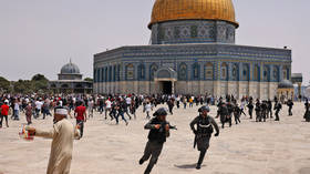 Violent clashes erupt between Palestinians & Israeli police at Al-Aqsa mosque, hours after ceasefire agreed (VIDEOS)