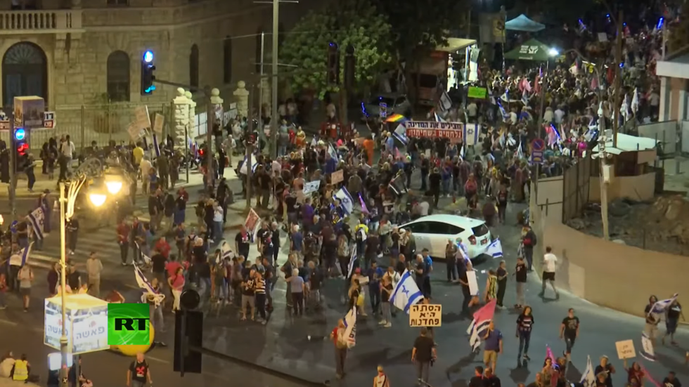 Anti-Netanyahu Protesters Celebrate ‘victory’ Outside PM’s Residence On ...