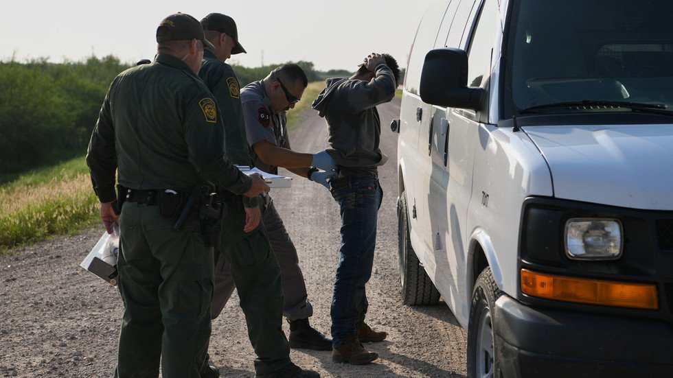 Texas to build its OWN border wall as Governor Abbott ramps up illegal ...