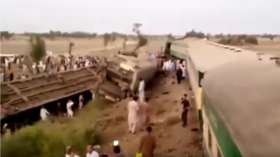 50 killed, 70 injured after 2 express trains collide in Pakistan (VIDEOS)