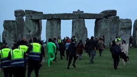 Police descend on Stonehenge’s summer solstice event after crowd gathers at English monument in breach of Covid-19 rules (VIDEOS)