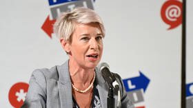 Australians call for Katie Hopkins to be deported as she arrives in Sydney & breaks quarantine rules while citizens stuck abroad