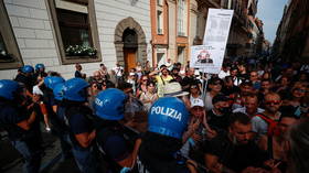 Italy makes vax pass mandatory for teachers, students & public transport passengers amid ongoing protests over new health ID