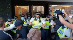 BBC studios STORMED by anti-Covid passport protesters, VIDEO shows clashes with police amid attempted break-in