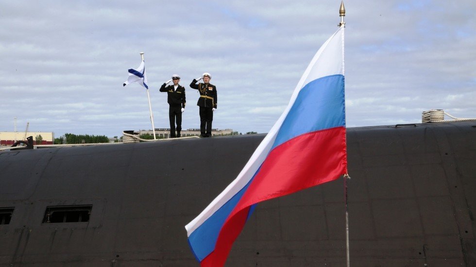 Николай евменов командующий вмф россии. Апл северодвинск экипаж. Подводная лодка с российским флагом. Поднятие флага апл. Штандарты подводных лодок россии.