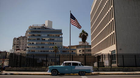 A car passes by the US Embassy in Havana, Cuba, March 2, 2021 © Reuters / Alexandre Meneghini