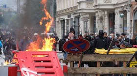 Antifa burn barricades & clash with police at protest against trial of left-wing activist in Germany (VIDEOS, PHOTOS)