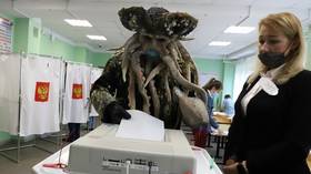 Diving gear, medieval armor & a 'meddling' Donald Trump: Some Russians choose unusual dress for parliamentary election (VIDEOS)