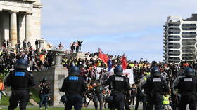 Police fire rubber bullets at anti-vax protesters in Melbourne as demonstrators storm war memorial (VIDEO)