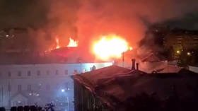 Emergency evacuation as massive fire ravages dormitory of prestigious military school in downtown Moscow (VIDEO)