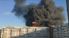 Roof on fire: Massive blaze erupts from top of residential building in western Siberian oil & gas city of Tyumen (VIDEOS)