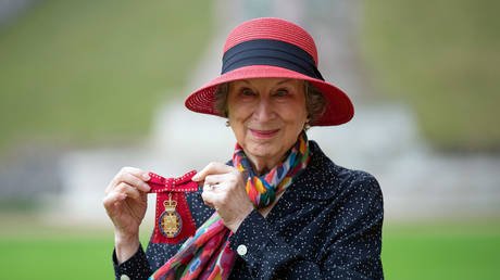 Dr. Margaret Atwood shows her award after she was made a Companion of Honour by Queen Elizabeth II at an investiture ceremony at Windsor Castle, Windsor, Britain, Ocotber 25, 2019. © Aaron Chown / Pool via Reuters