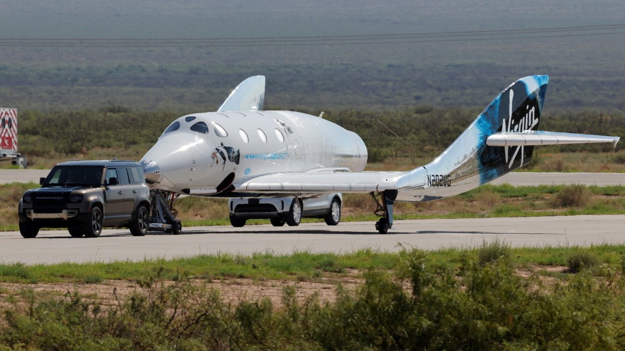 Virgin Galactic's passenger rocket plane VSS Unity is towed to the hangar (FILE PHOTO) © 2021. REUTERS/Joe Skipper