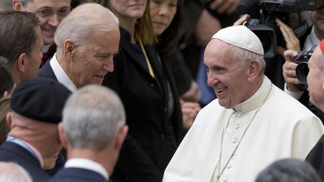 FILE PHOTO. Pope Francis shakes hands with then-US Vice President Joe Biden in 2016. ©AP Photo / Andrew Medichini