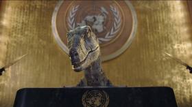 Reptiloids at the helm of the UN? Twitter split after CGI dinosaur lectures humans on downsides of extinction