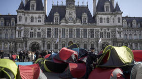 French police clear square outside Paris’ City Hall occupied by camp of homeless migrants demanding accommodation (VIDEOS)
