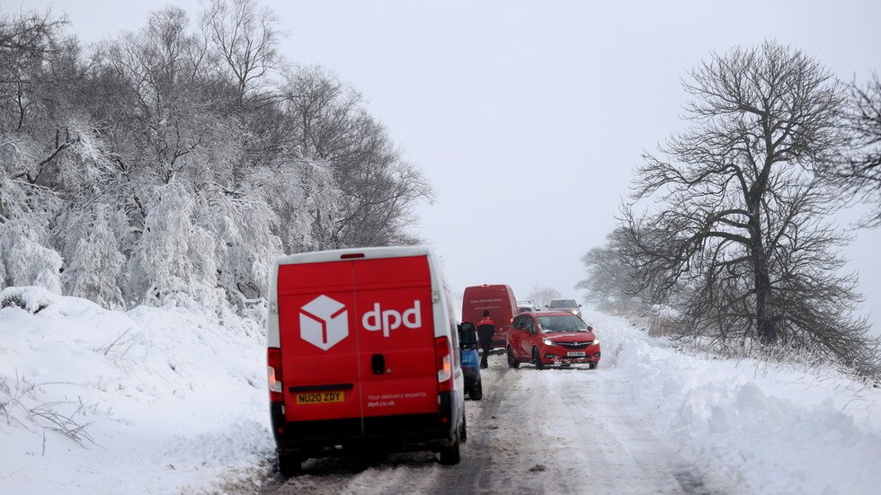Horrific storm leaves more than 80,000 homes without power — RT UK News