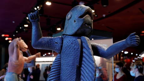 Two large royal statues of the Kingdom of Dahomey at the Quai Branly museum (FILE PHOTO) © REUTERS/Pascal Rossignol