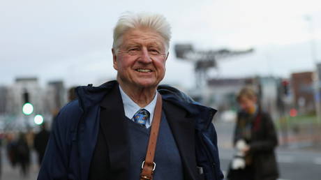 Stanley Johnson, father of Britain's Prime Minister Boris Johnson, reacts as he walks during the UN Climate Change Conference (COP26) in Glasgow, Scotland, Britain, November 9, 2021. © REUTERS / Russell Cheyne