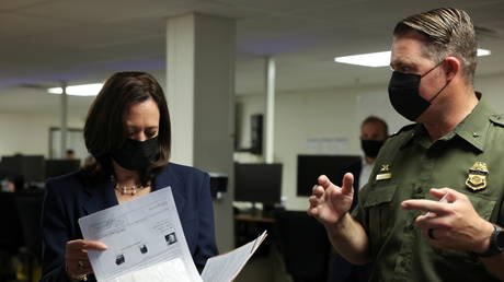 U.S. Vice President Kamala Harris at El Paso central processing center, near the border between the United States and Mexico in El Paso, Texas, U.S., June 25, 2021. © REUTERS/Evelyn Hockstein