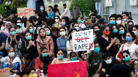 FILE PHOTO: A protest violence targeting women and girls, in Karachi, Pakistan. ©REUTERS / Akhtar Soomro