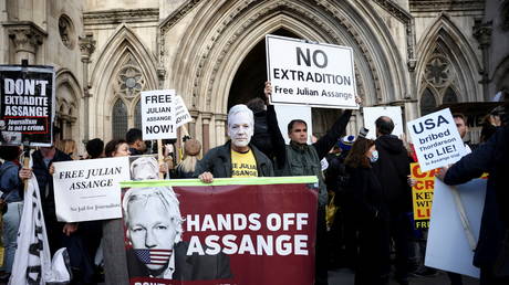 Supporters of Wikileaks founder Julian Assange protest outside the Royal Courts of Justice. © Reuters / Henry Nicholls