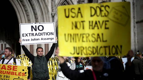 FILE PHOTO: Supporters of Wikileaks founder Julian Assange protest outside the Royal Courts of Justice in London. © REUTERS / Henry Nicholls