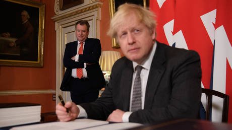 FILE PHOTO. UK chief trade negotiator, David Frost (L) and Britain's Prime Minister Boris Johnson (R). © AFP / Leon Neal