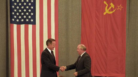 FILE PHOTO. U.S. President George H. W. Bush (L) and Soviet President Mikhail Gorbachev. © Reuters / Rick Wilking