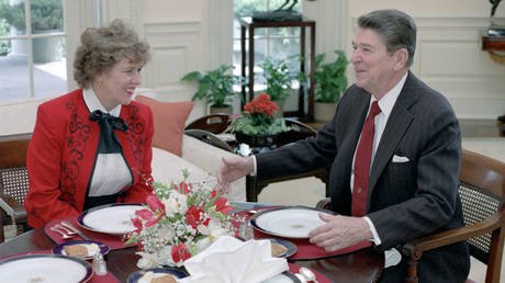 FILE PHOTO: Suzan Massie and US President Ronald Reagan in the Oval Office. © Wikipedia