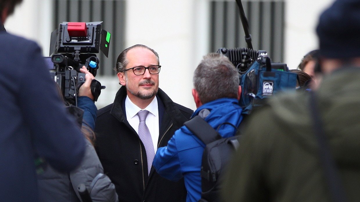 FILE PHOTO: Alexander Schallenberg at the presidential palace in Vienna, Austria on October 10, 2021 © REUTERS/Lisi Niesner