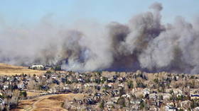 Thousands flee US towns over fast-spreading wildfires (VIDEOS)