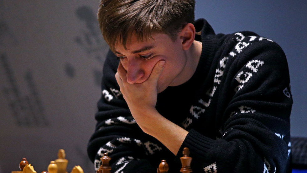 Chess grandmaster Daniil Dubov forfeits a game after refusing to