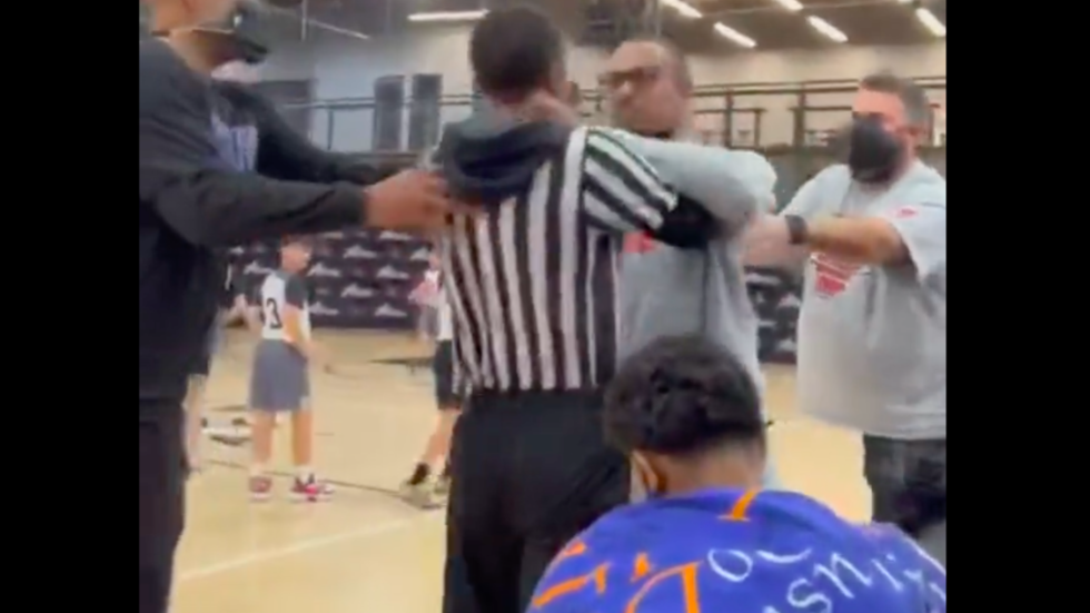 Chaos hits youth basketball game as coach ‘chokes out referee’ (VIDEO) — RT Sport News