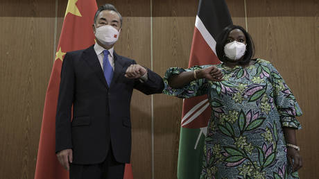 China's Foreign Minister Wang Yi (L) and his Kenyan counterpart, Raychelle Omamo (R) in the Kenyan coastal city of Mombasa on January 6, 2022. © AFP / Tony KARUMBA
