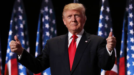 Donald Trump gives two thumbs up to the crowd during the Republican National Convention. © Chip Somodevilla / Getty Images