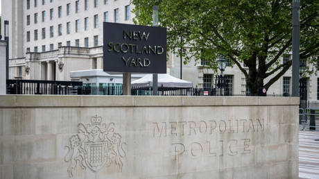 The New Scotland Yard sign and building, the headquarters of the the Metropolitan Police, seen in London, May 25, 2021 © Getty Images / Andrew Aitchinson