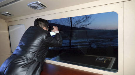 North Korean leader Kim Jong Un watches what it says a test launch of a hypersonic missile on Jan. 11, 2022 in North Korea. © AP / Korean Central News Agency