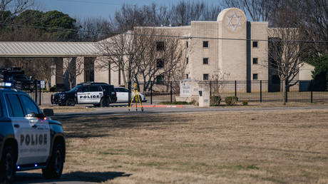 Law enforcement vehicles sit in front of the Congregation Beth Israel synagogue in Colleyville, Texas. © Brandon Bell / Getty Images